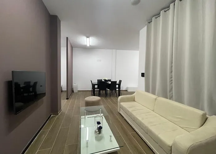 Gold Free Parking Apartment