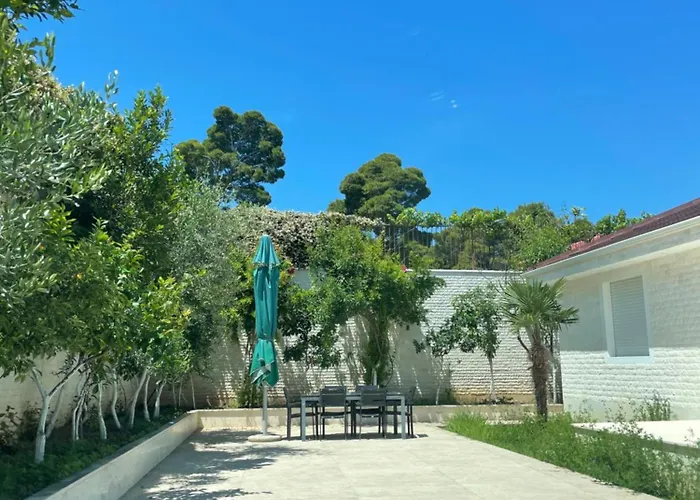 Gold Free Parking * Vlorë